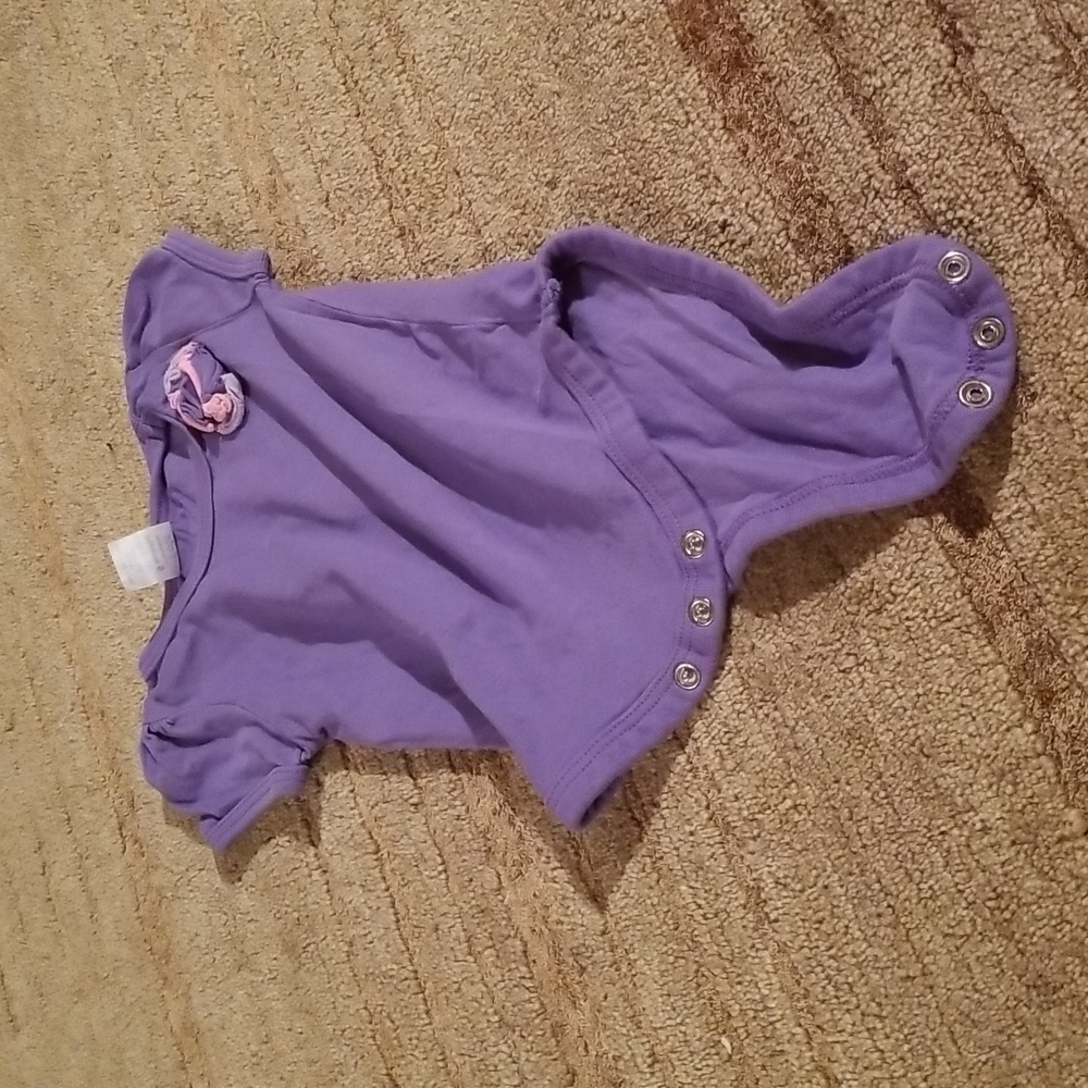 5/25 little tots size 6m onsie